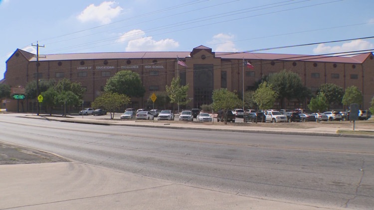 Fox falls through ceiling during LEE High School lunch period, NEISD officials say — KENS 5 (San Antonio), Grand Prairie Schools news